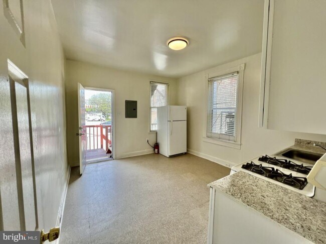 Building Photo - 114 W 25th St