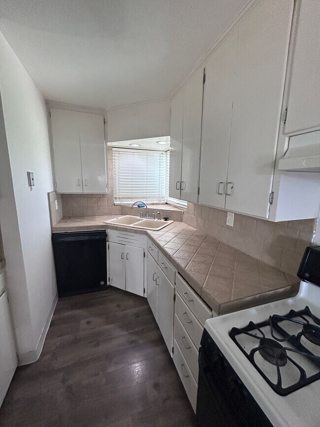 Foto del edificio - Move in Ready in North Hanford Central air/heat, lawn service included