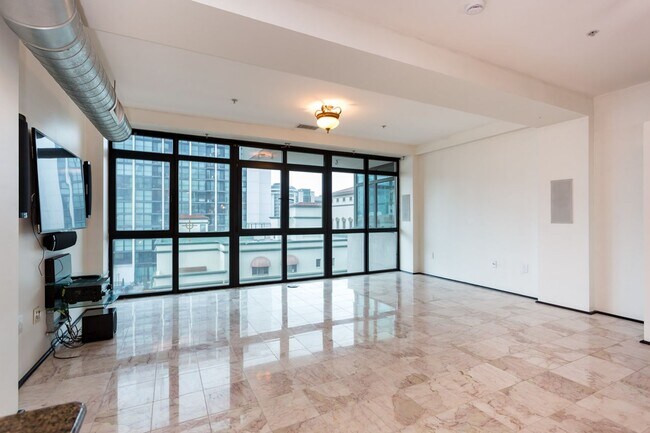Foto del edificio - Modern Cortez Hill Loft | Secure Parking | Highly Upgraded
