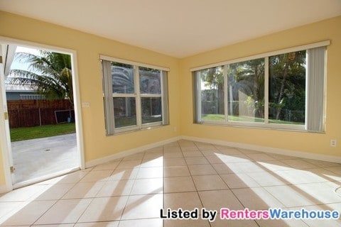 Building Photo - 4421 SW 33rd Ave