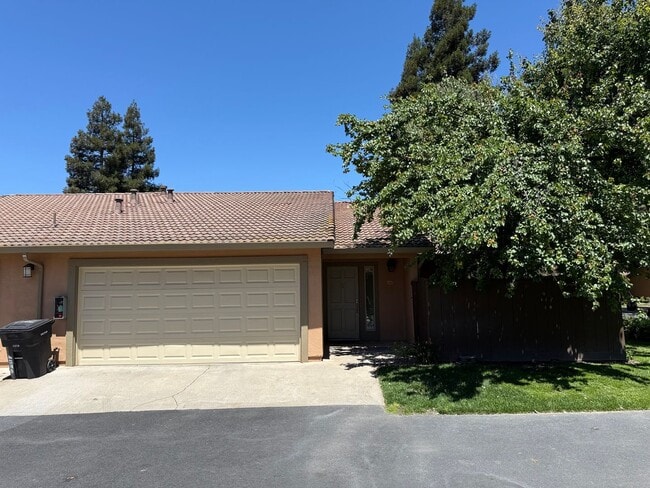 Building Photo - Single story 3 bedroom with attached Garage!