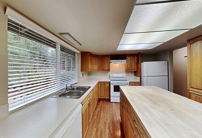 Building Photo - 3702 Mirror Lake Dr