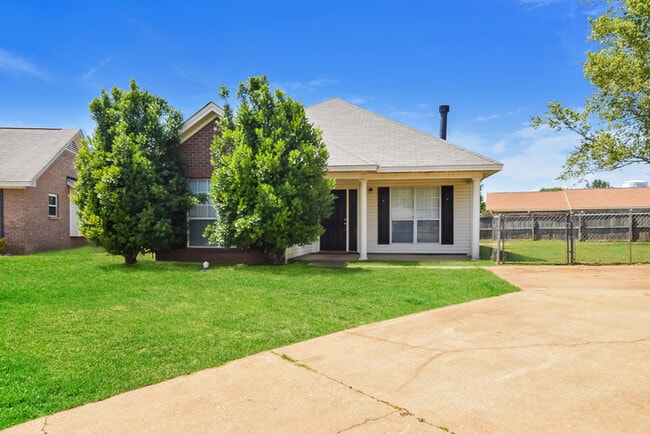 Building Photo - 122 Forestwood Dr