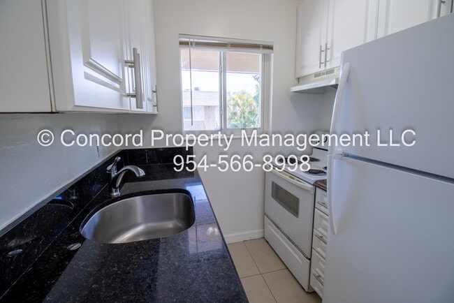 Building Photo - 2nd Floor corner 1/1 in GREAT Location - Pool- Laundry on Site