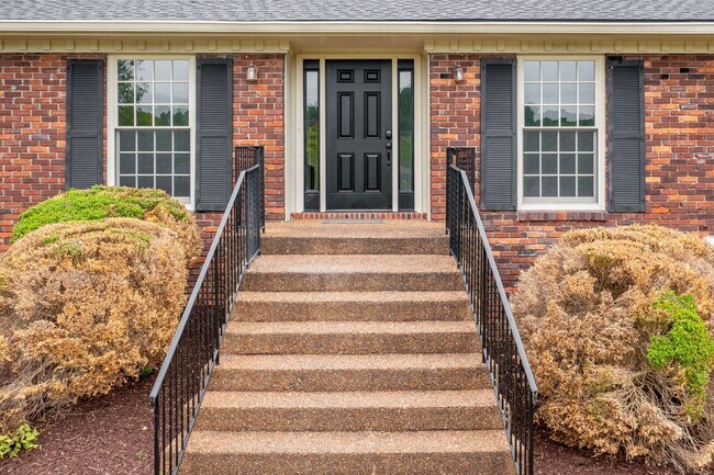 Building Photo - Hilltop Luxury Near Radnor Lake – Spacious...