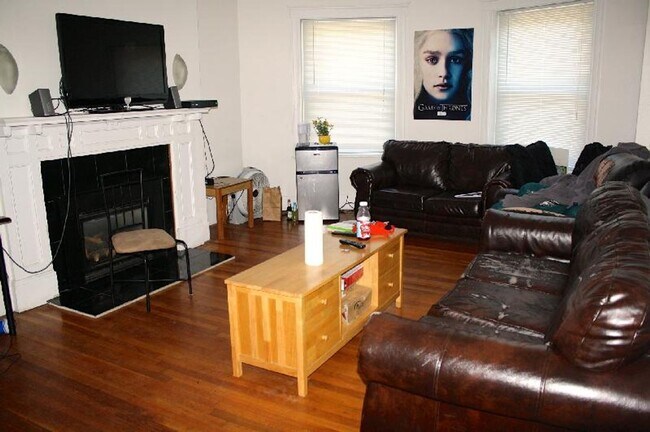 Foto del edificio - Amazing 4 Bedroom Apartment available 9/1/26