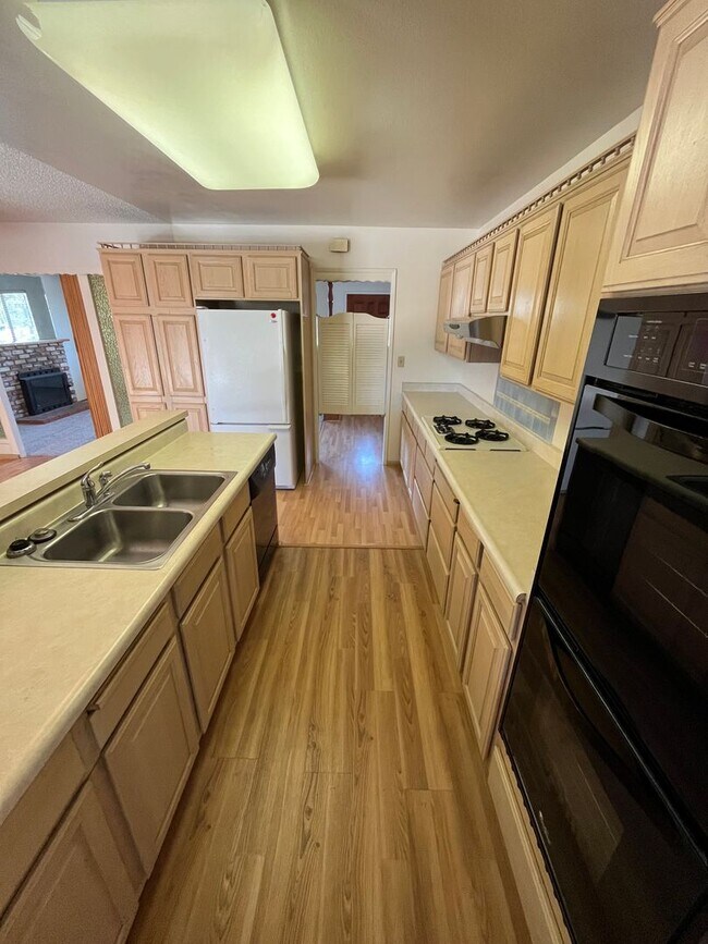 Foto del edificio - 4604 Cherry Avenue