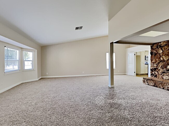 Building Photo - 541 N Hemet St