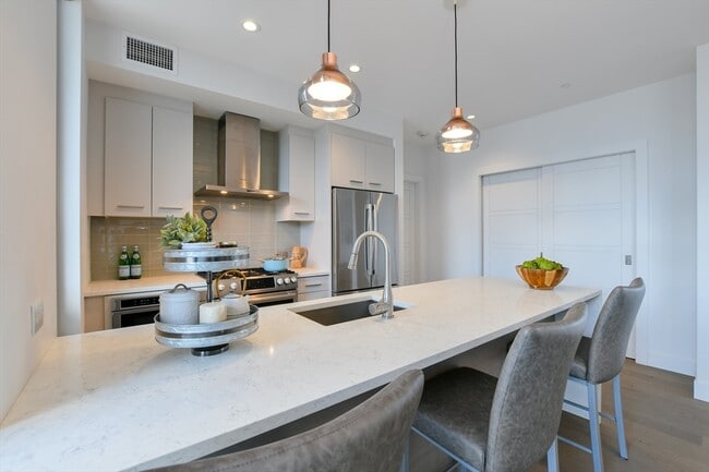 Building Photo - 32 Traveler St