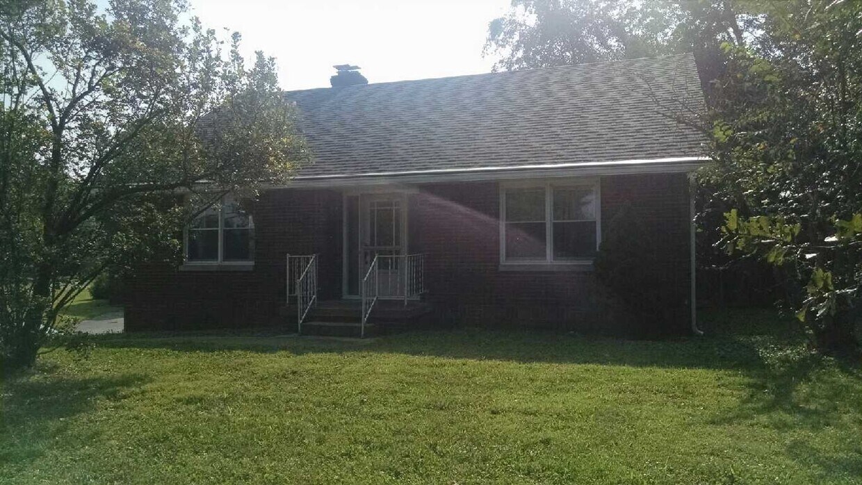 Foto principal - 3 bedroom, 1.5 bath Home: A MUST SEE! ONE ...