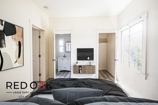 Building Photo - Beautiful Bright, Spacious and Completely ...