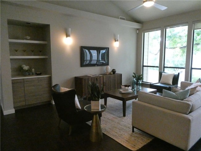 Building Photo - 6820 Cypress Point N