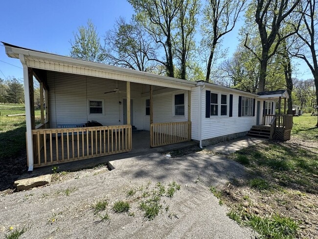 Building Photo - Newly Renovated 4 Bed, 2 Bath in Dickson