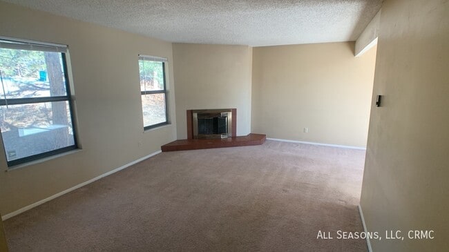 Building Photo - 1527 Spring Valley Dr