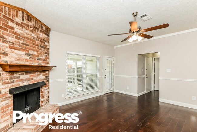Foto del edificio - 216 Rosewood Ln