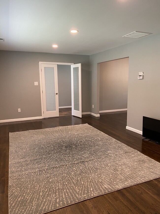 Foto del edificio - 341 Hollowbrook Rd