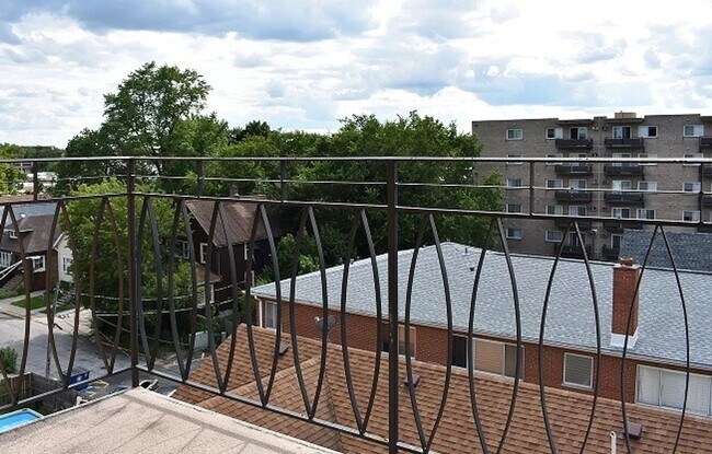 Building Photo - 1 Bed One Bath in DOWNTOWN Forest Park!!!