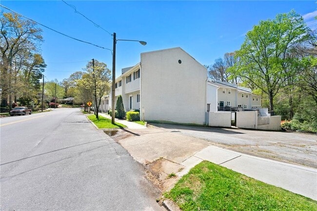 Building Photo - 420 Sycamore Dr