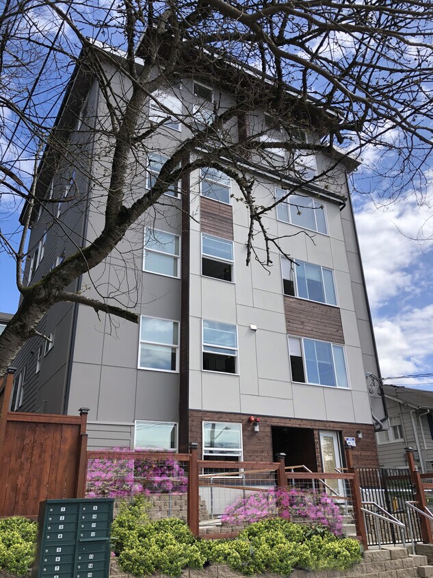 Foto principal - 10734 Stone Ave N
