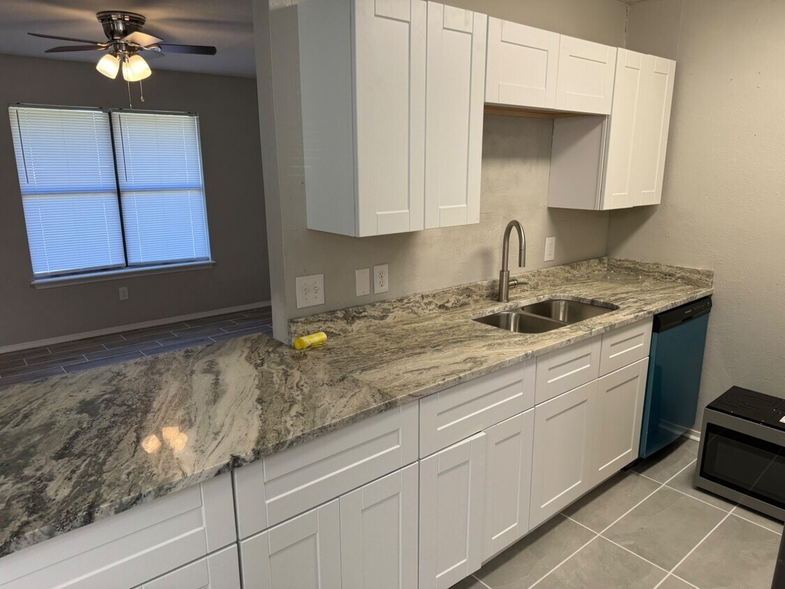 Foto principal - 1779 Stoneridge Dr