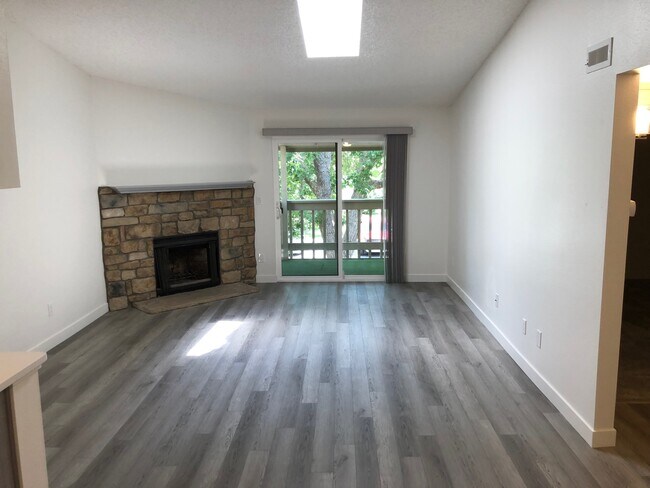 Foto del edificio - 8225 Fairmount Dr