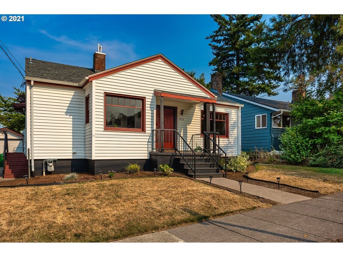 2 bedroom 2 bath Woodlawn Bungalow-Full finished basement! - 2 bedroom 2 bath Woodlawn Bungalow-Full finished basement!