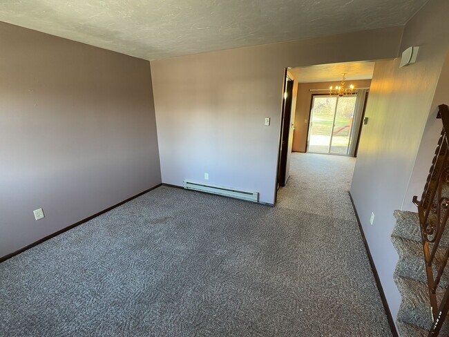 Foto del edificio - 2-Bedroom Townhouse with Off-Street Parking