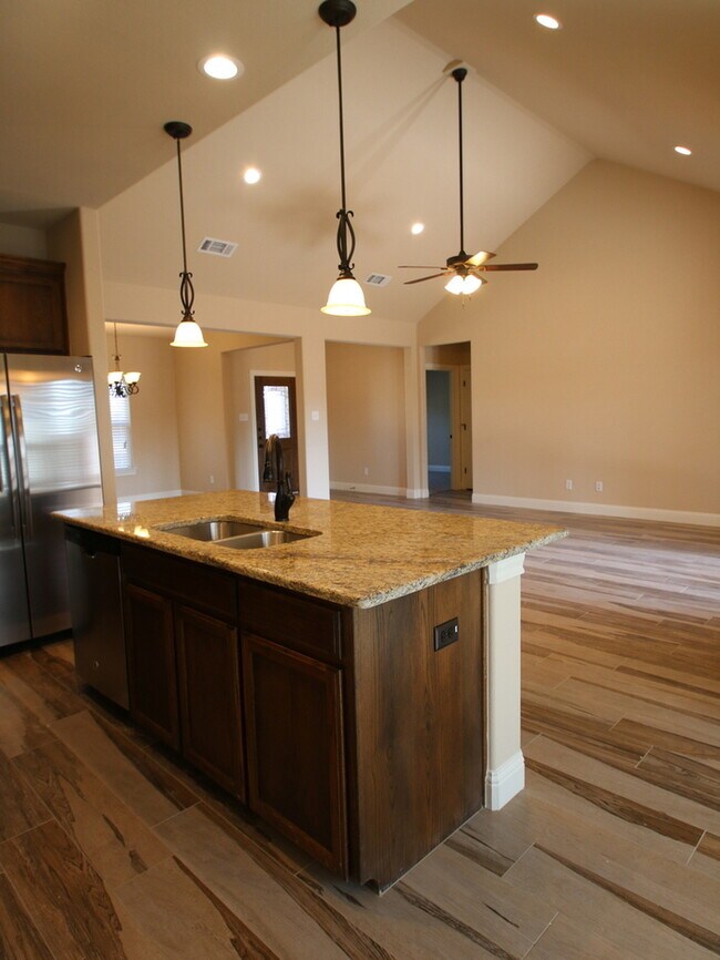 Foto del edificio - Ready Now! 3BD/2BA Home in Benbrook | Vaulted Ceilings | Gourmet Kitchen | 2-Car Garage | Landsca...