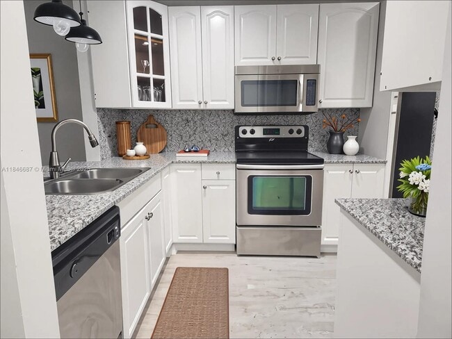 Building Photo - 447 Lakeview Dr