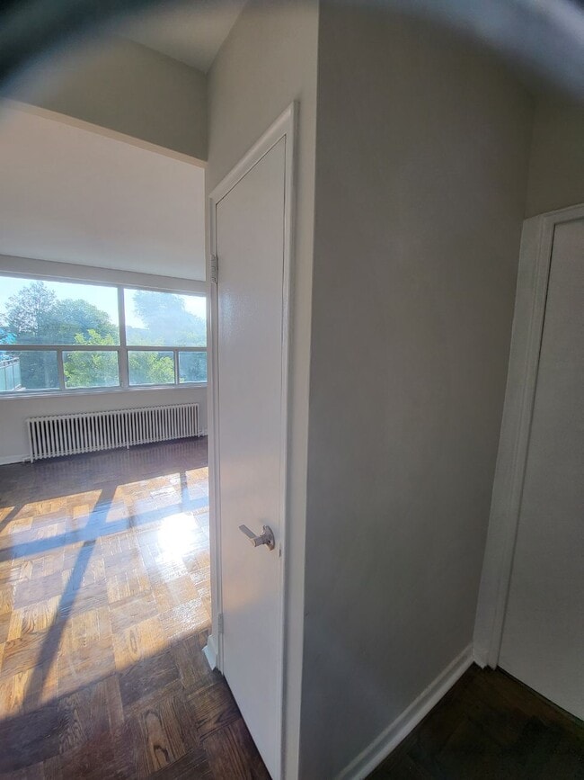 Building Photo - 470 Mortimer Av