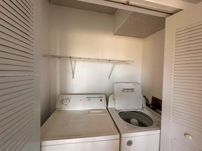 Foto del edificio - 8710 N Sherman Cir