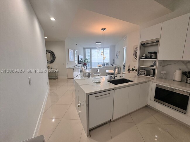 Building Photo - 15901 Collins Ave