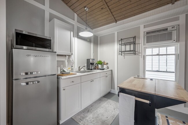 Foto del edificio - Tiny home high ceilings, pet friendly, fen...