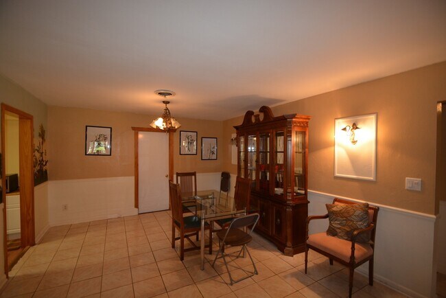 Building Photo - FULLY FURNISHED 4 bedroom, 2 bath in West ...