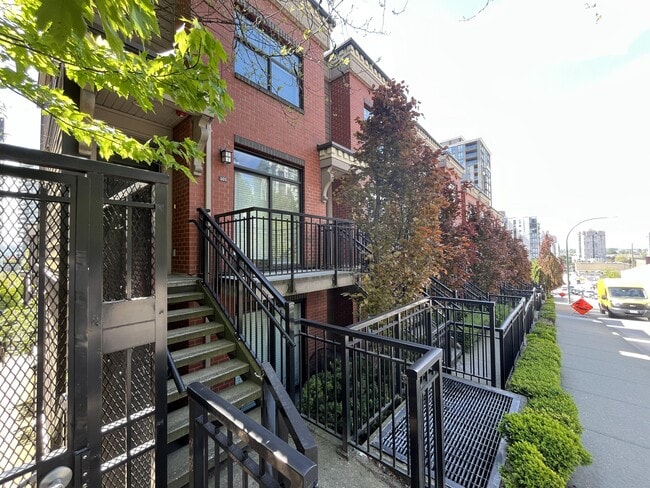 Building Photo - 828 Royal Ave