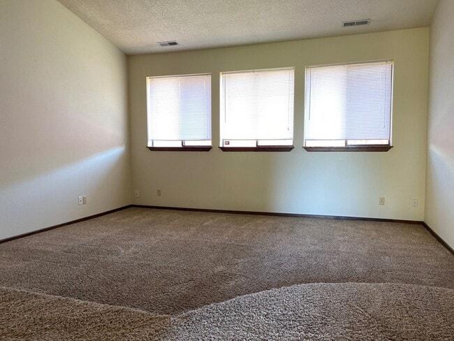 Building Photo - 3 Bedroom 2 Bath single family home