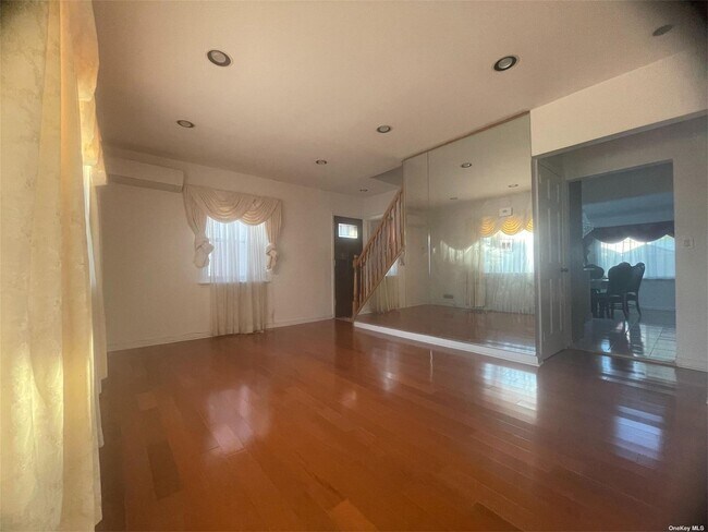 Building Photo - 207 Cushing Ave