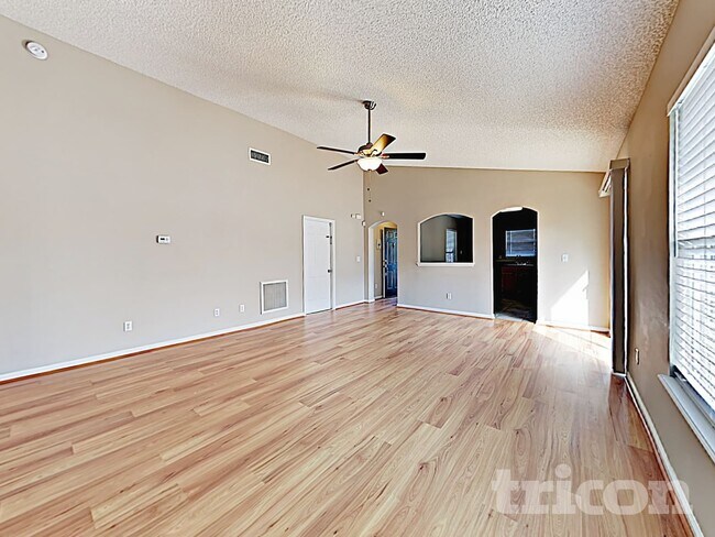 Building Photo - 4303 Hanging Moss Dr