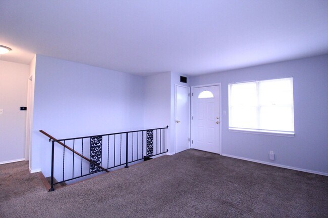Foto del edificio - January FREE On This 2 Bedroom 1 Bath Duplex In Overland Park