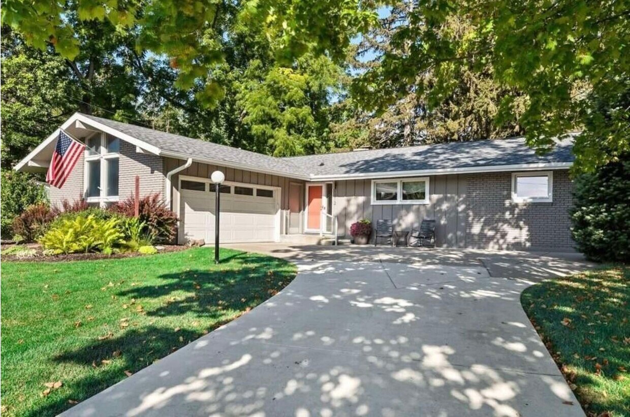 2812 Evergreen Dr, Saint Joseph, MI 49085 House Rental in Saint