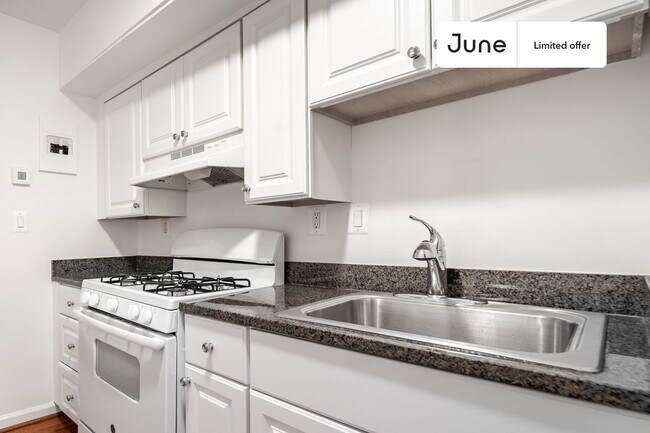 Building Photo - 1105 16th St NE