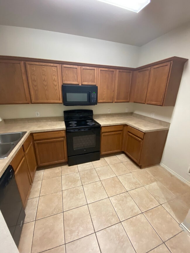 Building Photo - 3/2.5/2 Town Home - Grand Prairie