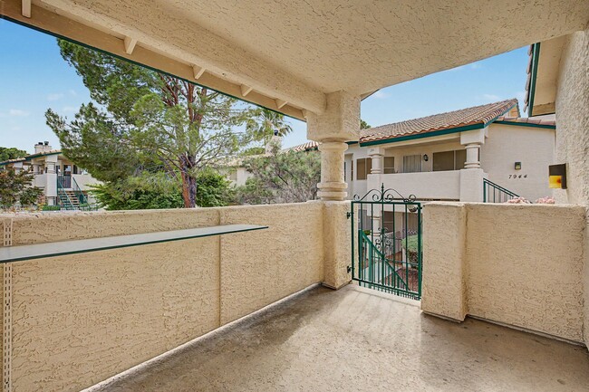 Foto del edificio - 2 Bedroom Condo just off Summerlin Pkwy w/ views of pool