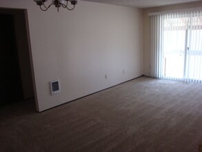 Building Photo - 1042 SW Black Butte Blvd