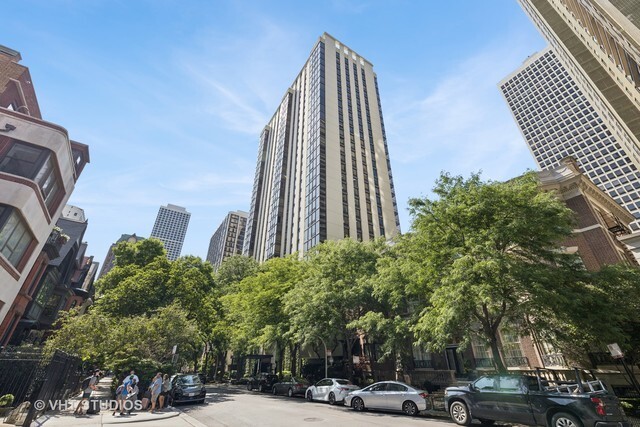 Foto del edificio - 100 E Bellevue Pl