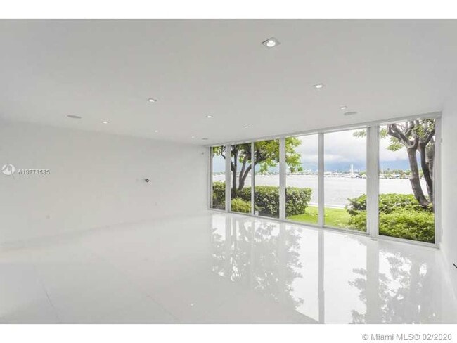 Building Photo - 1000 Venetian Way