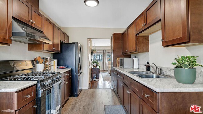 Building Photo - 2 br, 2 bath House - 5833 E Beverly Blvd