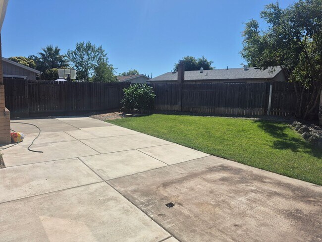Building Photo - Updated 3 Bedroom Home