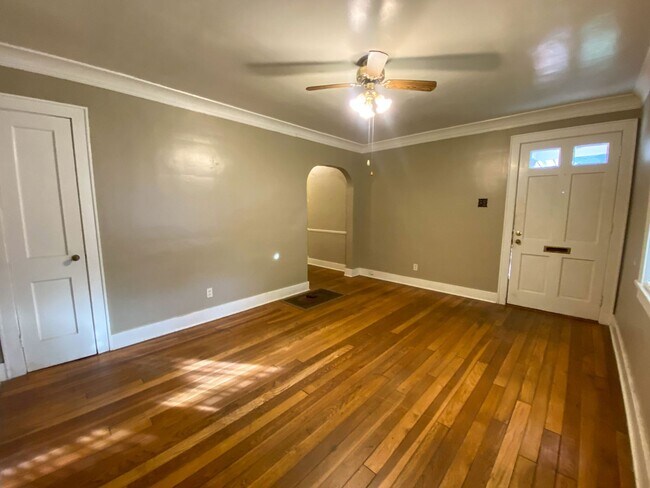 Building Photo - 1 bedroom, living dining den near Central and Highland
