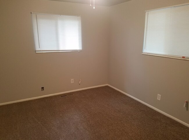 Building Photo - 2 bed 1 bath Duplex in GREAT Neighborhood!